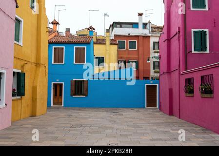 Maisons colorées au Rio Pontinello sur l'île de Burano, Venise, Italie Banque D'Images