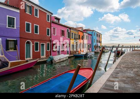 Maisons colorées au Rio Pontinello sur l'île de Burano, Venise, Italie Banque D'Images