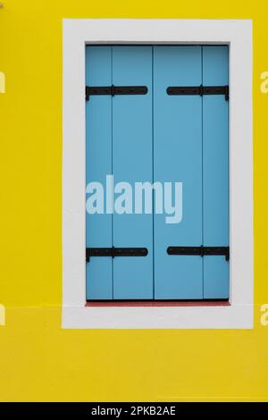 Volets de l'île de Burano. Volets colorés sur l'île de Murano près de Venise. Arrière-plans et architecture. Style italien et charme. Banque D'Images