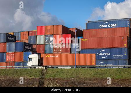 Duisburg, Rhénanie-du-Nord-Westphalie, Allemagne - conteneur dans le port de Duisburg, port de conteneur, port de logport de Duisburg, dans le port de Duisburg sur le Rhin, deux des plus grandes compagnies de transport de conteneurs au monde, CMA CGM et NYK (Nippon Yusen Kabushiki Kaisha), exploitent le terminal trimodal de Duisburg, D3T, Avec duisport au centre logistique de logport à Duisburg-Rheinhausen. Banque D'Images