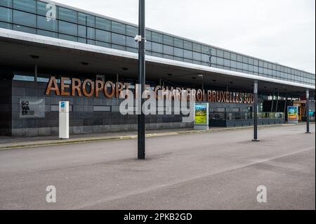 Aéroport de Paphos, Chypre - 20 mars 2023 - panneau et terminal de l'aéroport international de Bruxelles-Sud Charleroi Banque D'Images