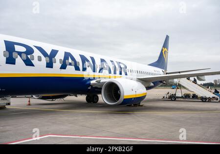 Aéroport de Paphos, Chypre - 20 mars 2023 - Boeing 737- 800 de Ryanair au tarmac Banque D'Images