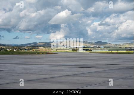 Aéroport de Paphos, Chypre - 20 mars 2023 - vue sur l'aéroport international de Paphos avec les montagnes en arrière-plan Banque D'Images