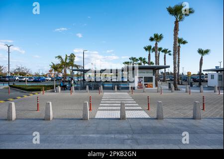 Aéroport de Paphos, Chypre - 20 mars 2023 - parking et entrée de l'aéroport international de Paphos Banque D'Images