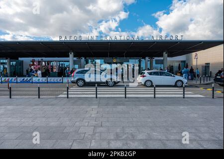 Aéroport de Paphos, Chypre - 20 mars 2023 - vue sur l'entrée de l'aéroport international Paphos PFO Banque D'Images