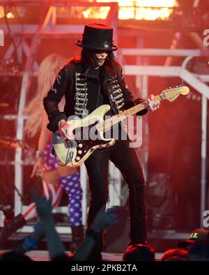 **PHOTO DE FICHIER** Mick Mars Sues Motley Clue. ALBUQUERQUE NM - 7 AOÛT : Mick Mars de Motley Clue se produit au Hard Rock Casino Albuquerque sur 7 août 2012 à Albuquerque, Nouveau-Mexique. Crédit : MediaPunch Inc Banque D'Images