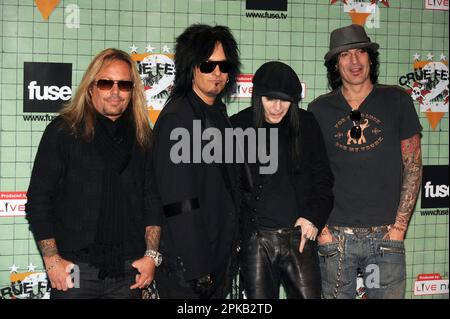 **PHOTO DE FICHIER** Mick Mars Sues Motley Clue. Vince Neil, Nikki Sixx, Mick Mars et Tommy Lee de Motley Clue lors d'une conférence de presse pour annoncer « Clue Fest 2 » aux studios Fuse à New York. 16 mars 2009 crédit: Dennis Van Tine/MediaPunch Banque D'Images