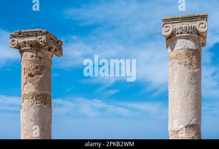 Paphos, district de Paphos, Chypre - 23 mars , 2023 - deux colonnes en pierre sur le site de l'UNESCO de Nea Paphos Banque D'Images