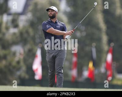 Augusta, États-Unis. 06th avril 2023. Jon Rahn regarde un tir de fer sur le fairway lors de la première partie du tournoi de Masters au club de golf national d'Augusta, Géorgie, jeudi, 6 avril 2023. Photo de John Angelillo/UPI crédit: UPI/Alay Live News Banque D'Images