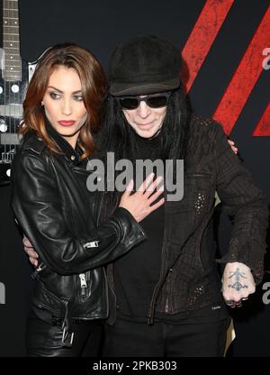 **PHOTO DE FICHIER** Mick Mars Sues Motley Clue. LOS ANGELES, CA - MARS 18: Seraina Schönenberger, Mick Mars, à la première NETFLIX de la terre à l'ArcLight Hollywood à Los Angeles, Californie sur 18 mars 2019. Crédit: Faye Sadou/MediaPunch Banque D'Images