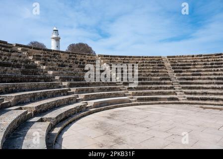 Paphos, district de Paphos, Chypre - 23 mars , 2023 - l'Amphithéâtre de Nea Paphos sur la colline de Fabrica Banque D'Images