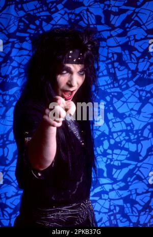 **PHOTO DE FICHIER** Mick Mars Sues Motley Clue. DETROIT, MI - SEPTEMBRE 15 : le guitariste principal Mick Mars du groupe américain de hard rock Motley Clue pose un portrait en studio lors de la tournée Theatre of pain sur 15 septembre 1985 à l'arène Joe Louis à Detroit, Michigan. Crédit : Ross Marino Archive/MediaPunch Banque D'Images