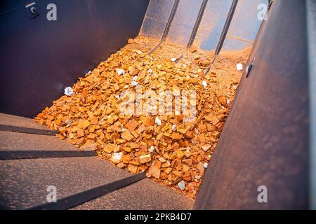 Industrie des déchets, conteneur avec gravats et pierres. Banque D'Images