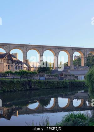 Maisons sur la Rance sous le viaduc de Dinan - Département Côte-d'Armor, Bretagne, France Banque D'Images