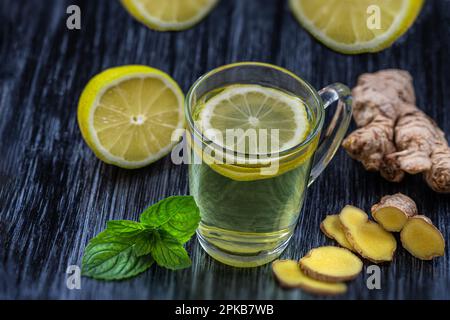 Tisane au gingembre et au citron dans une tasse de verre. Banque D'Images