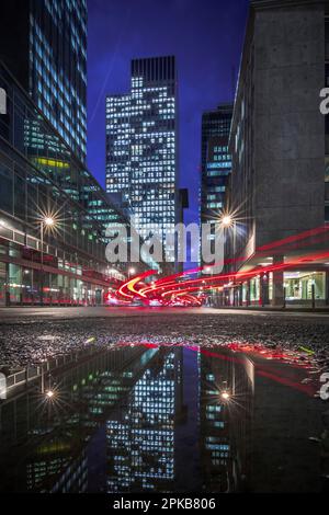 Francfort-sur-le-main, la ville avec ses rues illuminées et ses gratte-ciel la nuit, reflet dans une flaque Banque D'Images