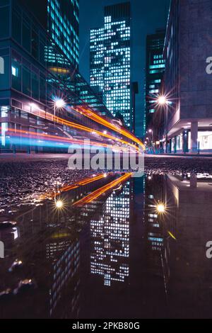 Francfort-sur-le-main, la ville avec ses rues illuminées et ses gratte-ciel la nuit, reflet dans une flaque Banque D'Images