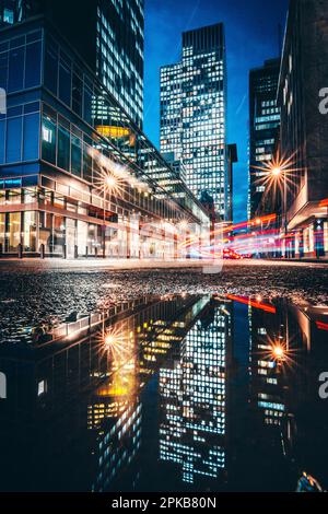 Francfort-sur-le-main, la ville avec ses rues illuminées et ses gratte-ciel la nuit, reflet dans une flaque Banque D'Images