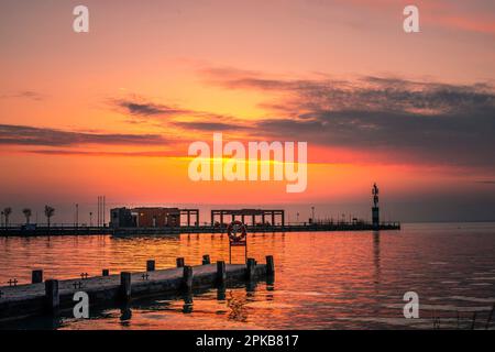 Beau lever de soleil matinal au port de Tihany à Balaton / Lac Balaton en Hongrie Banque D'Images