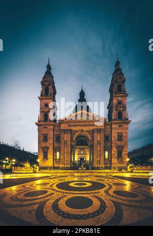 Vue sur la rue Basilique Saint-Étienne, basilique Saint-Jean-de-Sent le matin au lever du soleil, vue déserte, cathédrale, Budapest, Hongrie Banque D'Images