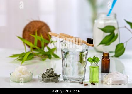 Dentifrice fait maison à base de bicarbonate de soude, d'huile de noix de coco, d'argile verte et d'huile essentielle de menthe. Banque D'Images