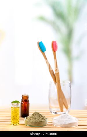 Dentifrice fait maison à base de bicarbonate de soude, d'argile verte et d'huile essentielle de menthe. Banque D'Images