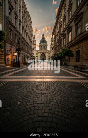 Vue sur la rue Stephen's Basilica / Szent IST n Basilica le matin au lever du soleil, vue déserte de la cathédrale, Budapest, Hongrie Banque D'Images