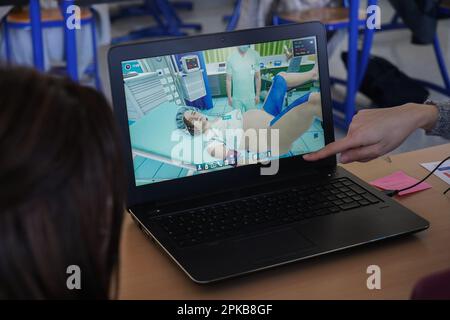 Étudiants en médecine pendant un atelier de simulation informatique. Le logiciel permet de gérer les livraisons et les situations d'urgence. Banque D'Images