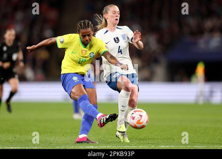 Londres, Royaume-Uni. 6th avril 2023. Geyse Ferreira, du Brésil, a tiré sur un but qui est sauvé par Mary Earps (non représenté) d'Angleterre pendant le match féminin CONMEBOL/UEFA Finalissima au stade Wembley, à Londres. Le crédit photo devrait se lire: Paul Terry/Sportimage crédit: Sportimage/Alay Live News Banque D'Images