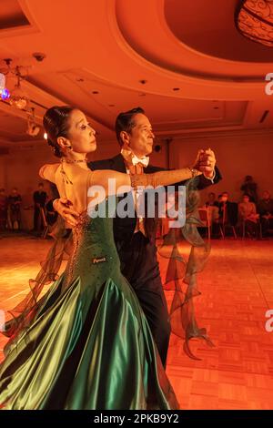 Japon, Honshu, Tokyo, Tsutomu et Hiroko Hirada du studio de danse Hirada démontrant la danse dans la salle de bal Banque D'Images