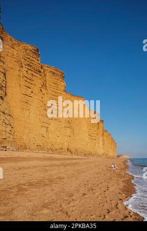 Angleterre, Dorset, Bridport, West Bay, Beach et Cliffs Banque D'Images