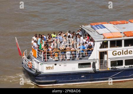 Angleterre, Londres, grande foule de fessions sur le bateau Tour sur la Tamise Banque D'Images