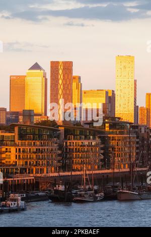 Angleterre, Londres, feu de fin de soirée sur le Canary Wharf Skyline Banque D'Images