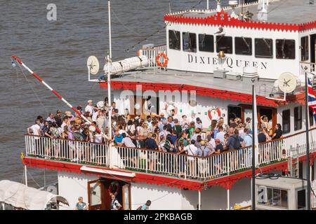 Angleterre, Londres, grande foule de fessions sur le bateau Tour sur la Tamise Banque D'Images