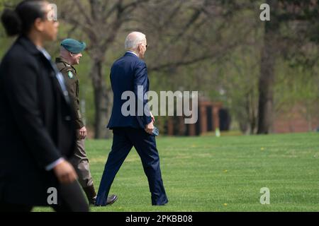 Washington, Vereinigte Staaten. 06th avril 2023. Le président des États-Unis Joe Biden quitte Washington, DC, via fort Lesley J. McNair se dirige vers un séjour de Pâques au Camp David, 6 avril 2023. Chris Kleponis - piscine via CNP/dpa/Alay Live News Banque D'Images