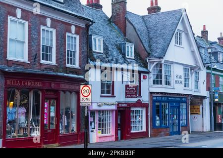 Angleterre, Dorset, Blandford Forum, East Street avec l'ère géorgienne Shop Fonts Banque D'Images