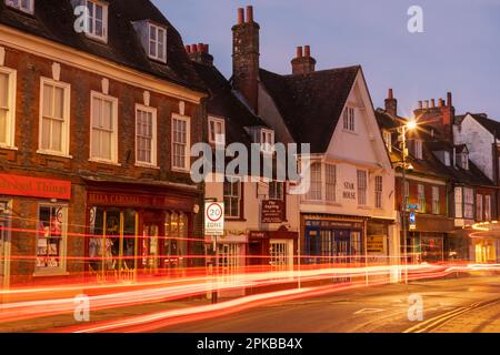 Angleterre, Dorset, Blandford Forum, East Street avec l'ère géorgienne Shop polices la nuit Banque D'Images