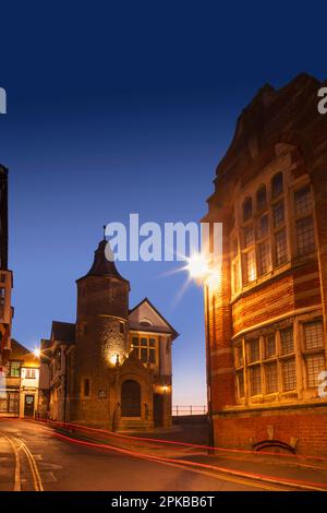 Angleterre, Dorset, la côte jurassique, Lyme Regis, la vieille mairie illuminée la nuit Banque D'Images