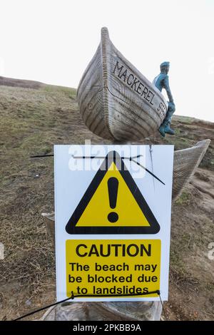 Angleterre, Dorset, la côte jurassique, Bridport, West Bay, Panneau d'avertissement de glissement de terrain Banque D'Images