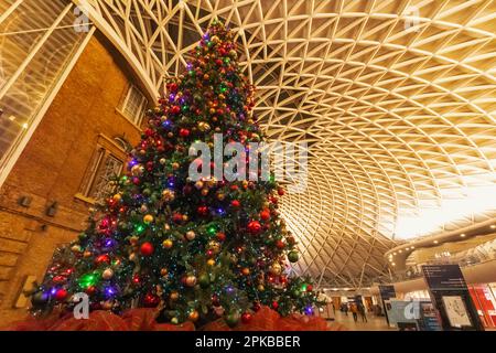Angleterre, Londres, gare de Kings Cross, arbre de Noël Banque D'Images
