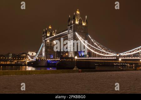 Angleterre, Londres, Tower Bridge et Snow avec la Tamise Banque D'Images