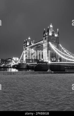 Angleterre, Londres, Tower Bridge et Snow avec la Tamise Banque D'Images
