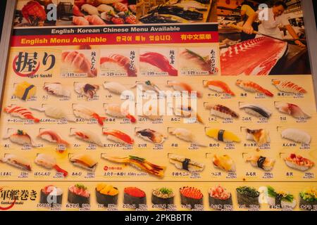 Japon, Honshu, Tokyo, affiche publicitaire pour vitrine de la boutique de sushi Banque D'Images