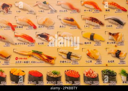 Japon, Honshu, Tokyo, affiche publicitaire pour vitrine de la boutique de sushi Banque D'Images