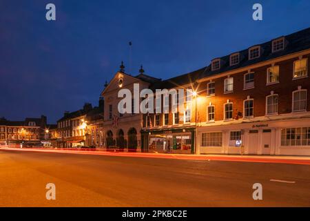 Angleterre, Dorset, Blandford Forum, vue de nuit d'East Street et le Corn Exchange Banque D'Images