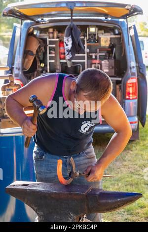 Angleterre, Dorset, Shaftesbury, le spectacle équestre annuel Wessex Heavy Horse Show and Country Fair, Farrier Making Horse Shoe Banque D'Images