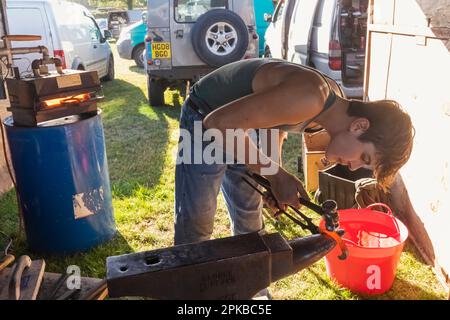 Angleterre, Dorset, Shaftesbury, le spectacle équestre annuel Wessex Heavy Horse Show and Country Fair, Farrier Making Horse Shoe Banque D'Images