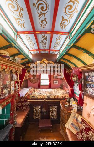 Angleterre, Dorset, la foire annuelle de vapeur du Grand Dorset à Tarrant Hinton près de Blandford Forum, intérieur coloré de la Caravane tzigane traditionnelle Banque D'Images