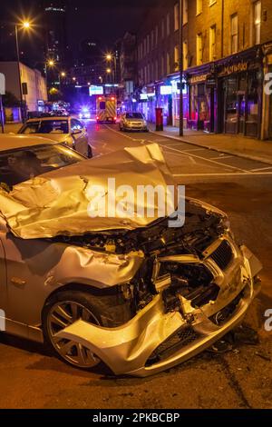 Angleterre, Londres, voiture écrasée après un accident dans la rue la nuit Banque D'Images