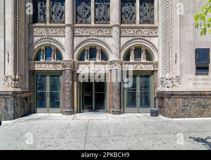 La base calcaire de la Williamsburgh Savings Bank est richement sculptée par des symboles d'épargne et de banque. L'ancien plancher de la banque est maintenant un lieu d'événement. Banque D'Images